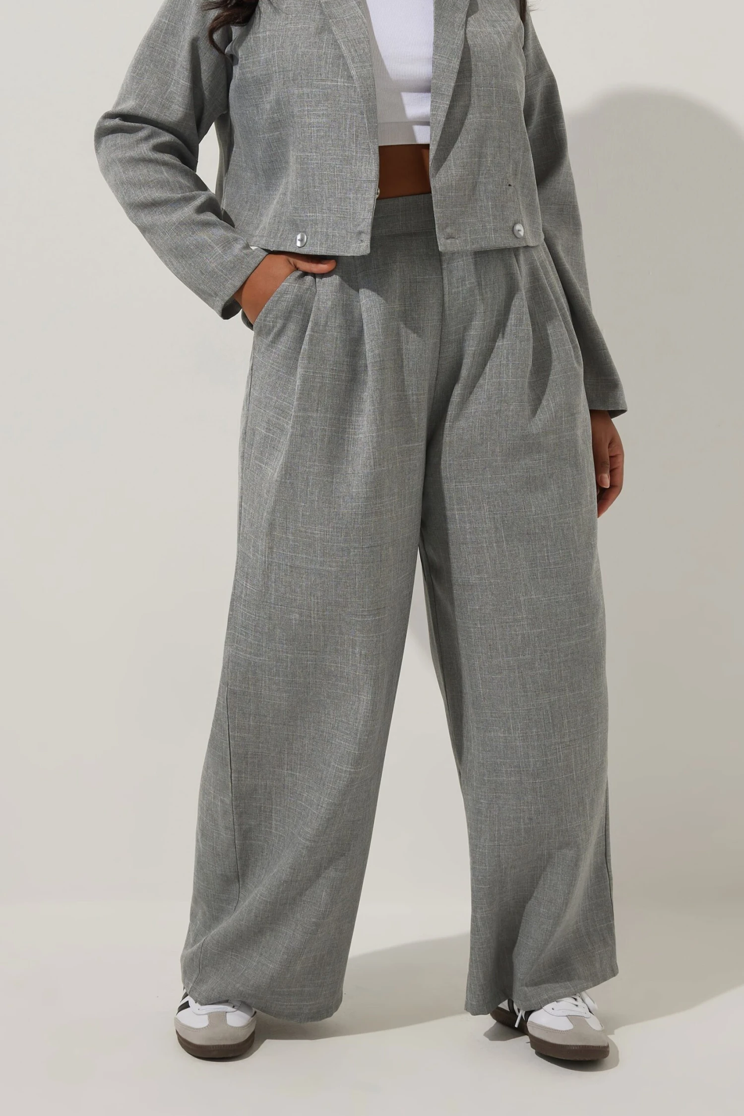 LIMITED COLLECTION - Pantalon Gris Plissé Wide Leg à Poches 4 LIMITED COLLECTION - Pantalon Gris Plissé Wide Leg à Poches – Image 2