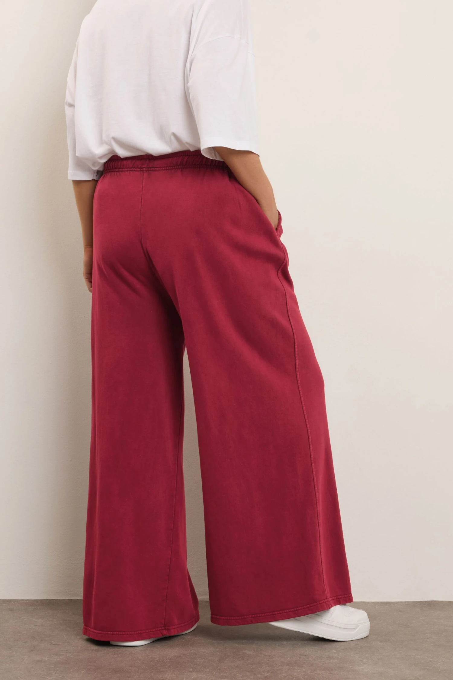 YOURS Curve Pantalon De Jogging Rouge à Jambes Larges 6 YOURS Curve Pantalon De Jogging Rouge à Jambes Larges – Image 4