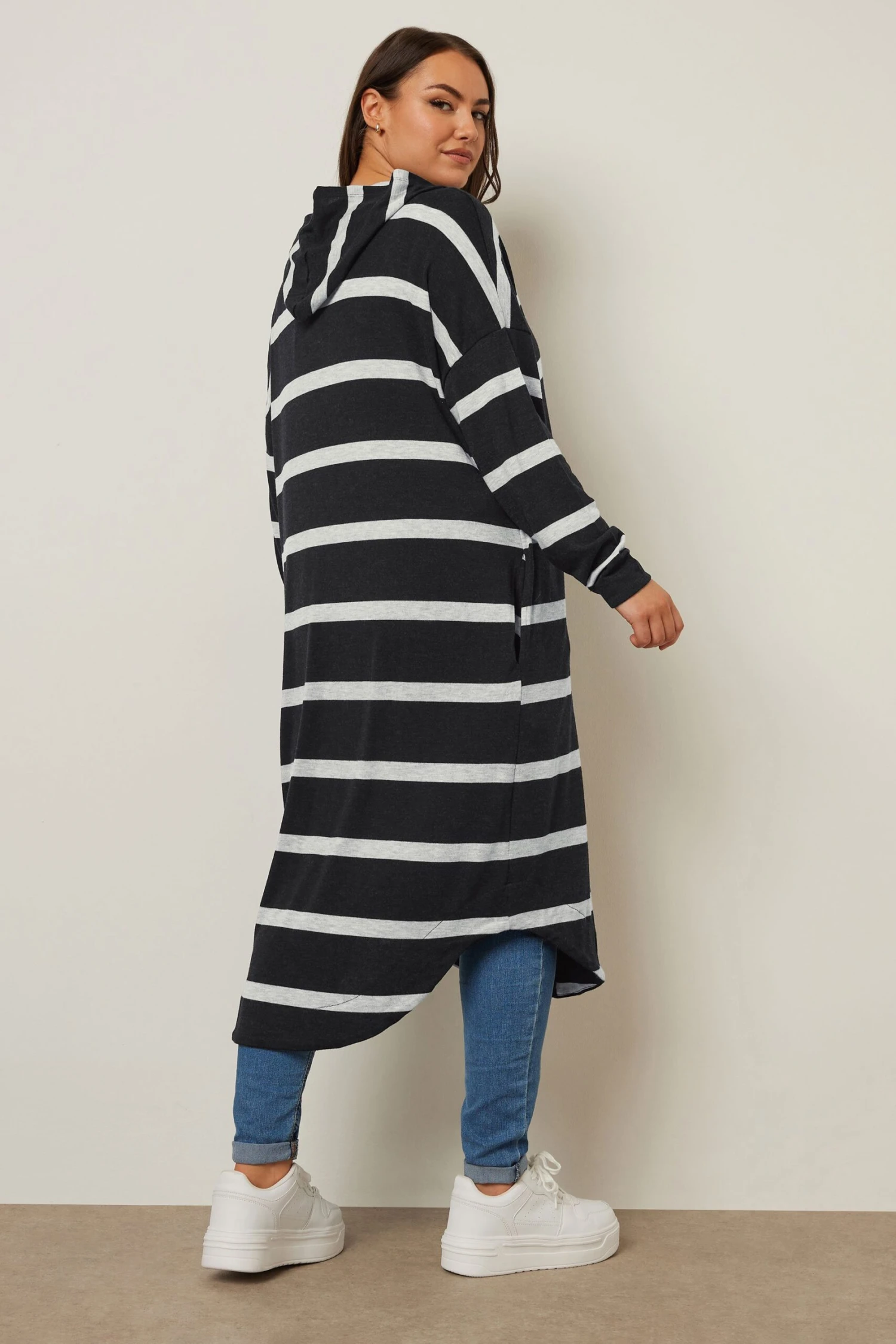 YOURS Curve Maxi Cardigan à Capuche à Rayures Noires 5 YOURS Curve Maxi Cardigan à Capuche à Rayures Noires – Image 3