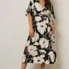 YOURS Curve Robe Mi-longue Texturée Noire à Motif Floral 1 YOURS Curve Robe Mi-longue Texturée Noire à Motif Floral -Evans Boutique 5a70a69d 817c 4c 304069 A