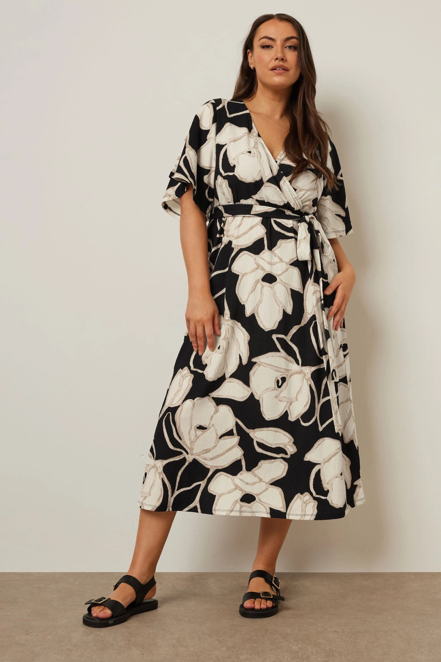 YOURS Curve Robe Mi-longue Texturée Noire à Motif Floral 3 YOURS Curve Robe Mi-longue Texturée Noire à Motif Floral