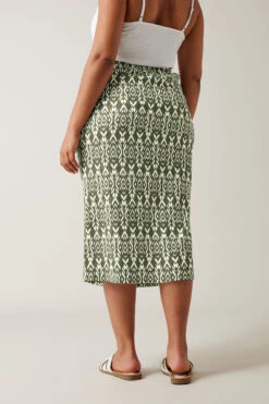 EVANS Curve Olive Green Ikat Print Crinkle Midi Skirt -Evans Boutique 5aa899b7 f14b 4a 615513 C