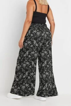 YOURS - Pantalon Noir Floral Coupe Wide Leg 10 YOURS - Pantalon Noir Floral Coupe Wide Leg -Evans Boutique 5bfbe059 1e17 45 303549 D