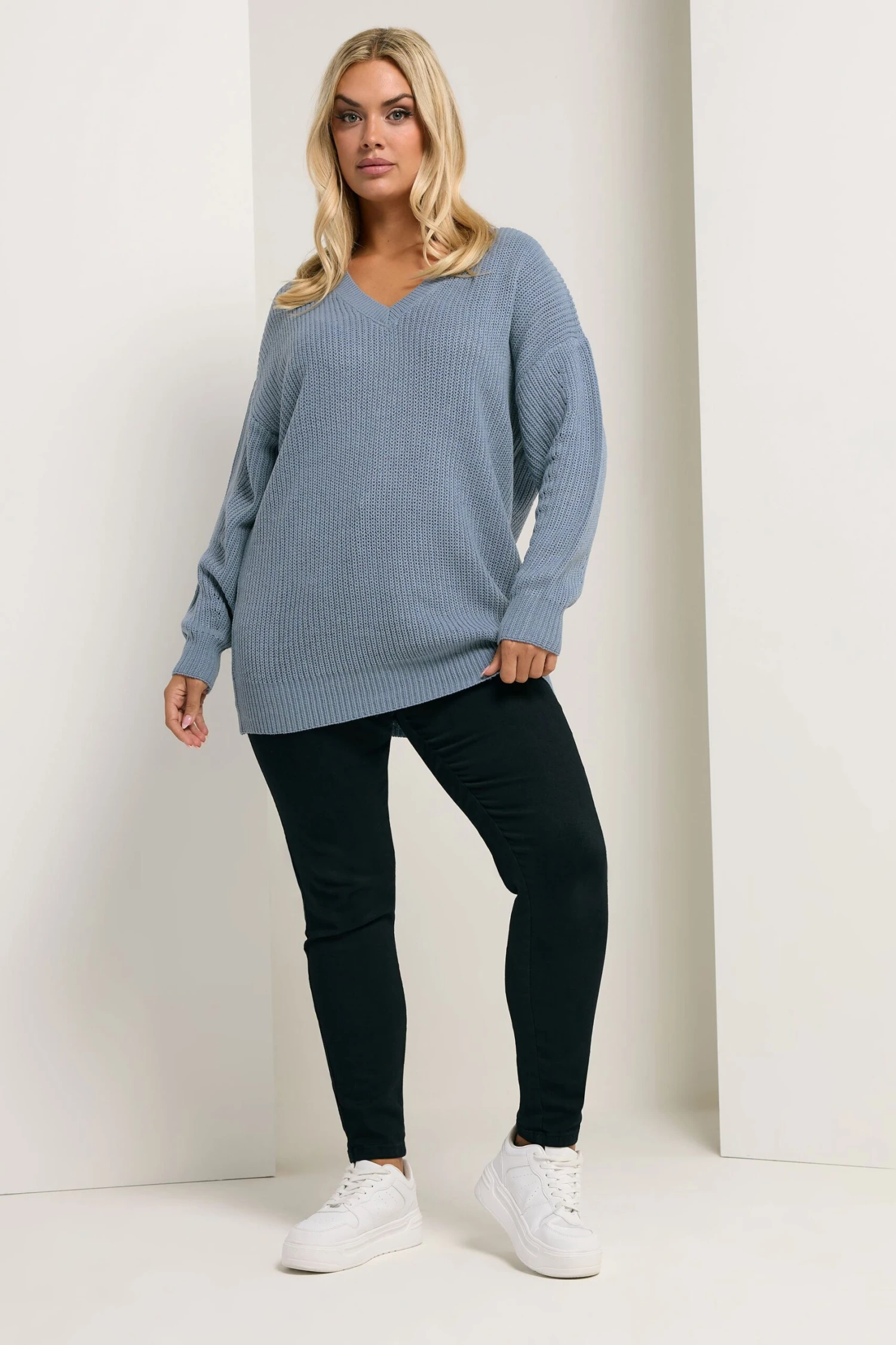 YOURS Curve Pull Bleu à Col En V 4 YOURS Curve Pull Bleu à Col En V – Image 2