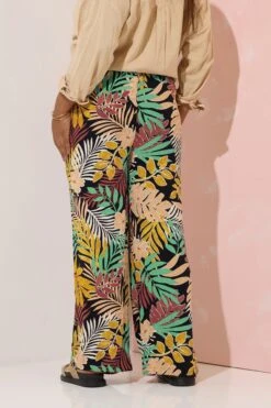 YOURS - Pantalon Wide Leg Noir Design Multi Tropical 10 YOURS - Pantalon Wide Leg Noir Design Multi Tropical -Evans Boutique 5cc4d71d 331e 47 143724 C
