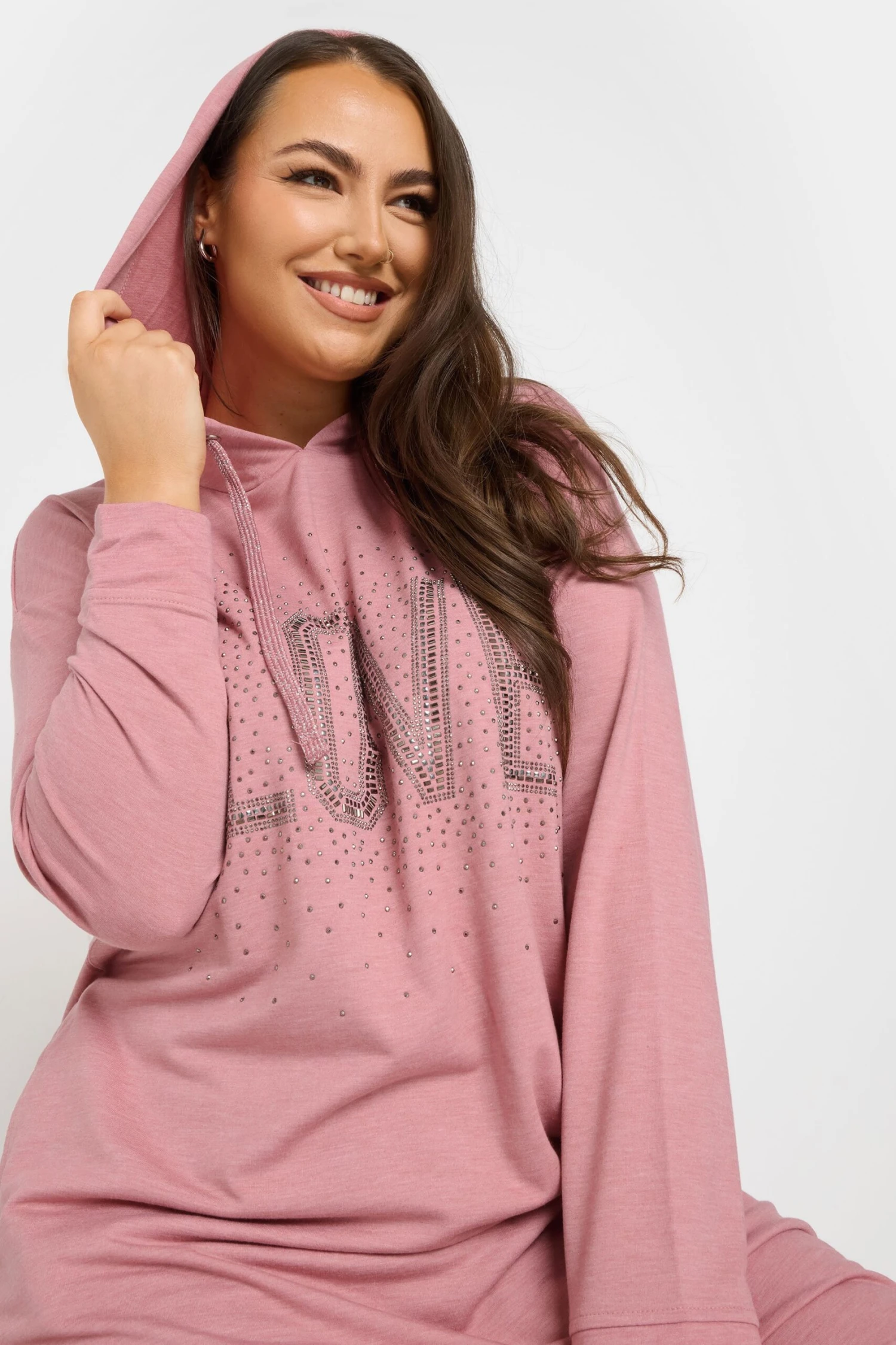 YOURS - Robe-Pull Rose à Capuche Strass 'Love' 6 YOURS - Robe-Pull Rose à Capuche Strass 'Love' – Image 4