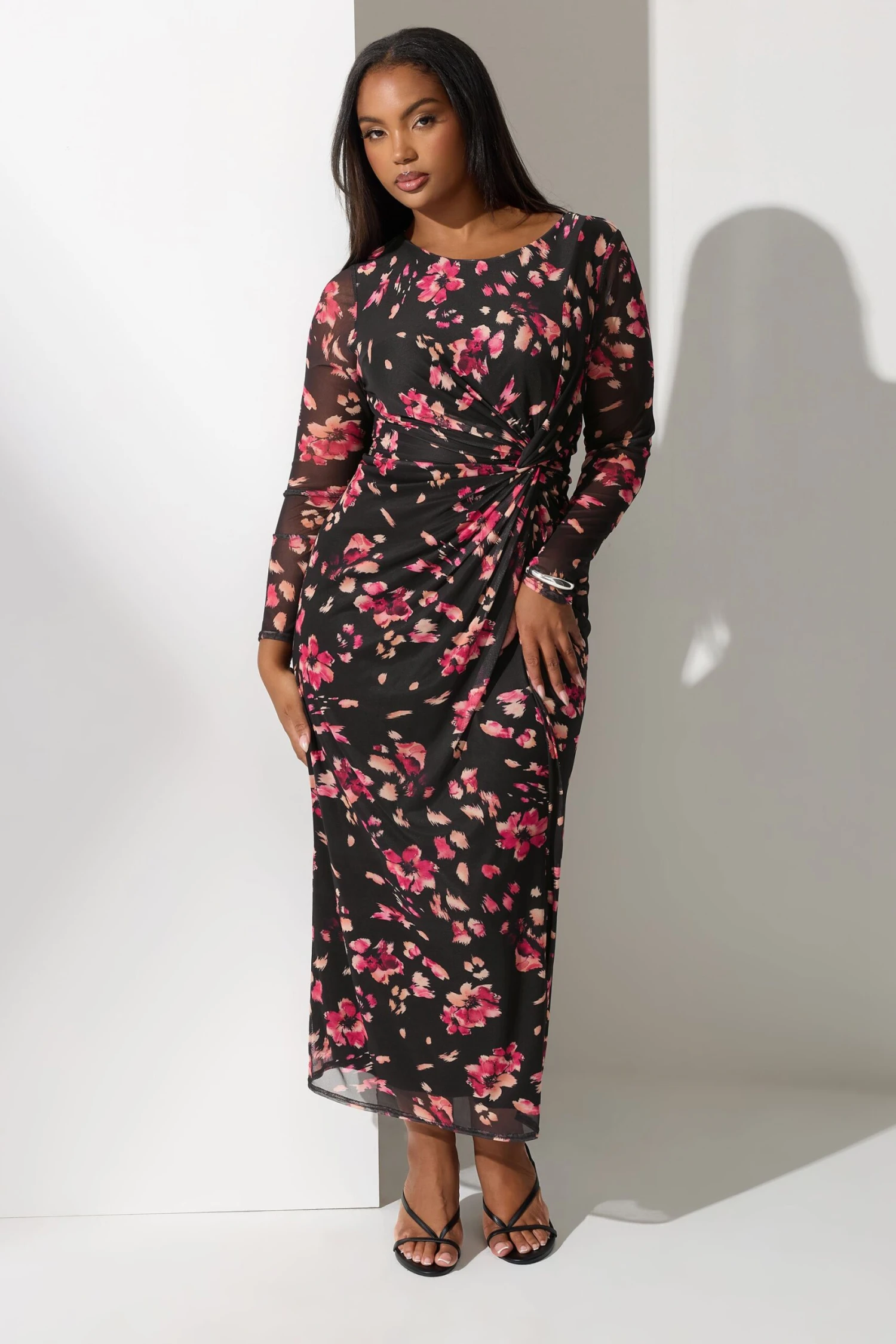 YOURS LONDON Curve Robe Longue Noire En Maille Fleurie Avec Nœud Latéral 4 YOURS LONDON Curve Robe Longue Noire En Maille Fleurie Avec Nœud Latéral – Image 2