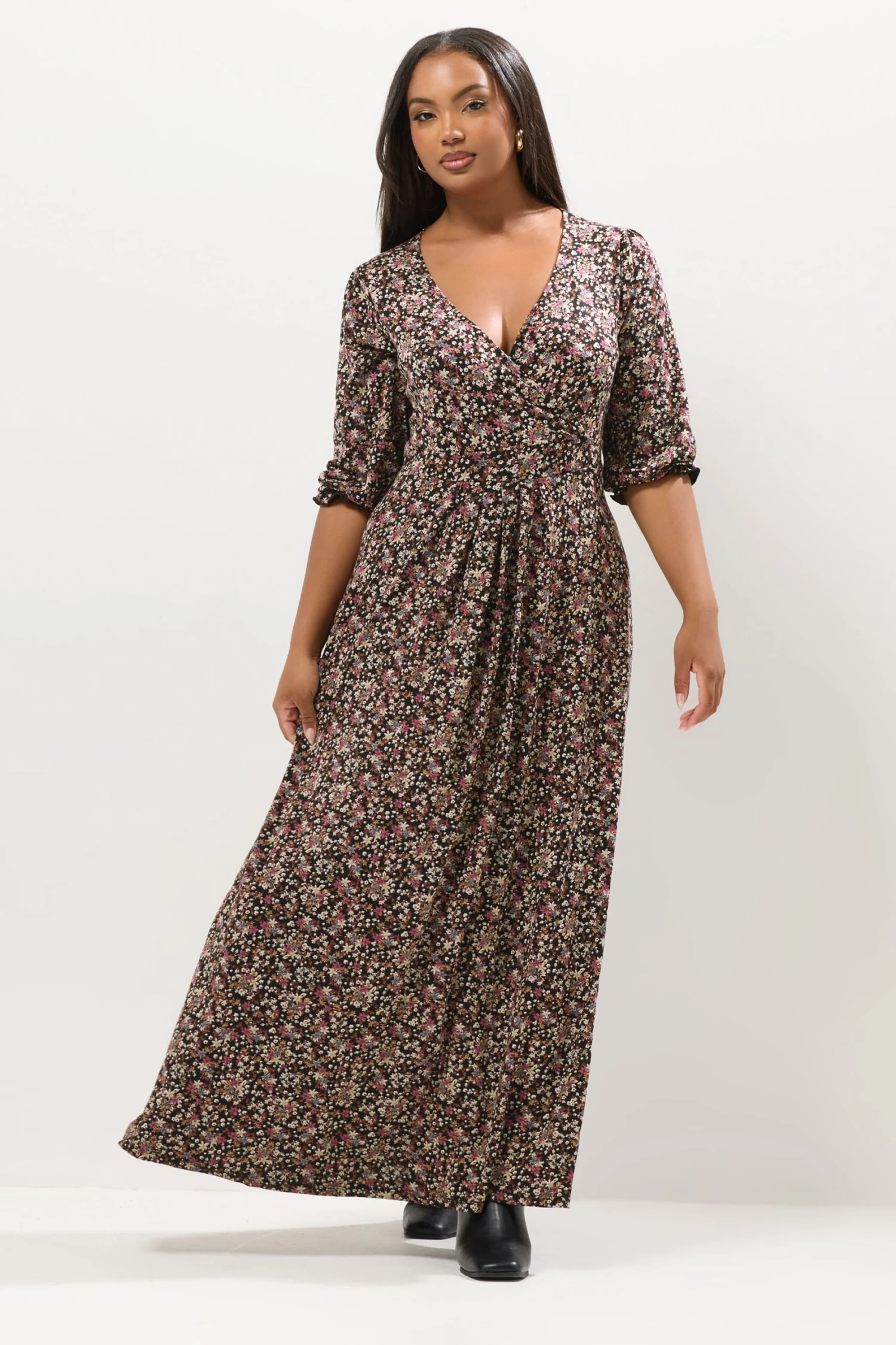 YOURS Curve Robe Longue Portefeuille Noire à Fleurs Et Col En V 3 YOURS Curve Robe Longue Portefeuille Noire à Fleurs Et Col En V