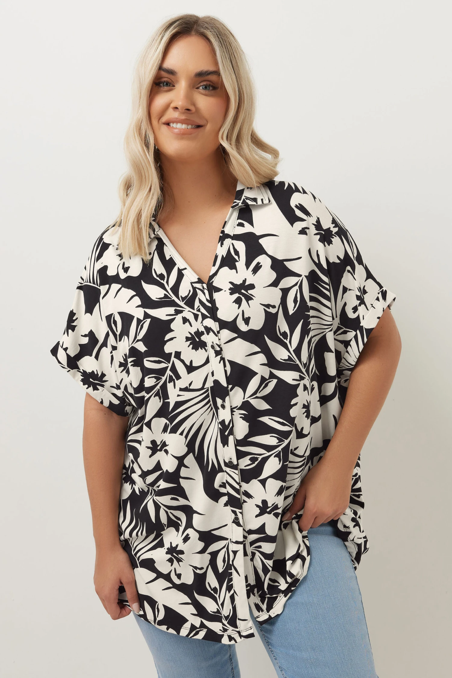 YOURS - Chemisier Noir & Blanc Texturé Imprimé Floral 4 YOURS - Chemisier Noir & Blanc Texturé Imprimé Floral – Image 2