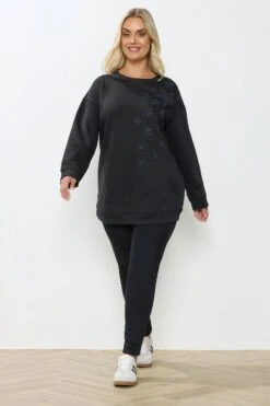 YOURS Curve Sweat-shirt Brodé étoile Métallisée Noir 8 YOURS Curve Sweat-shirt Brodé étoile Métallisée Noir -Evans Boutique 5e7f716f f73a 47 304437 B