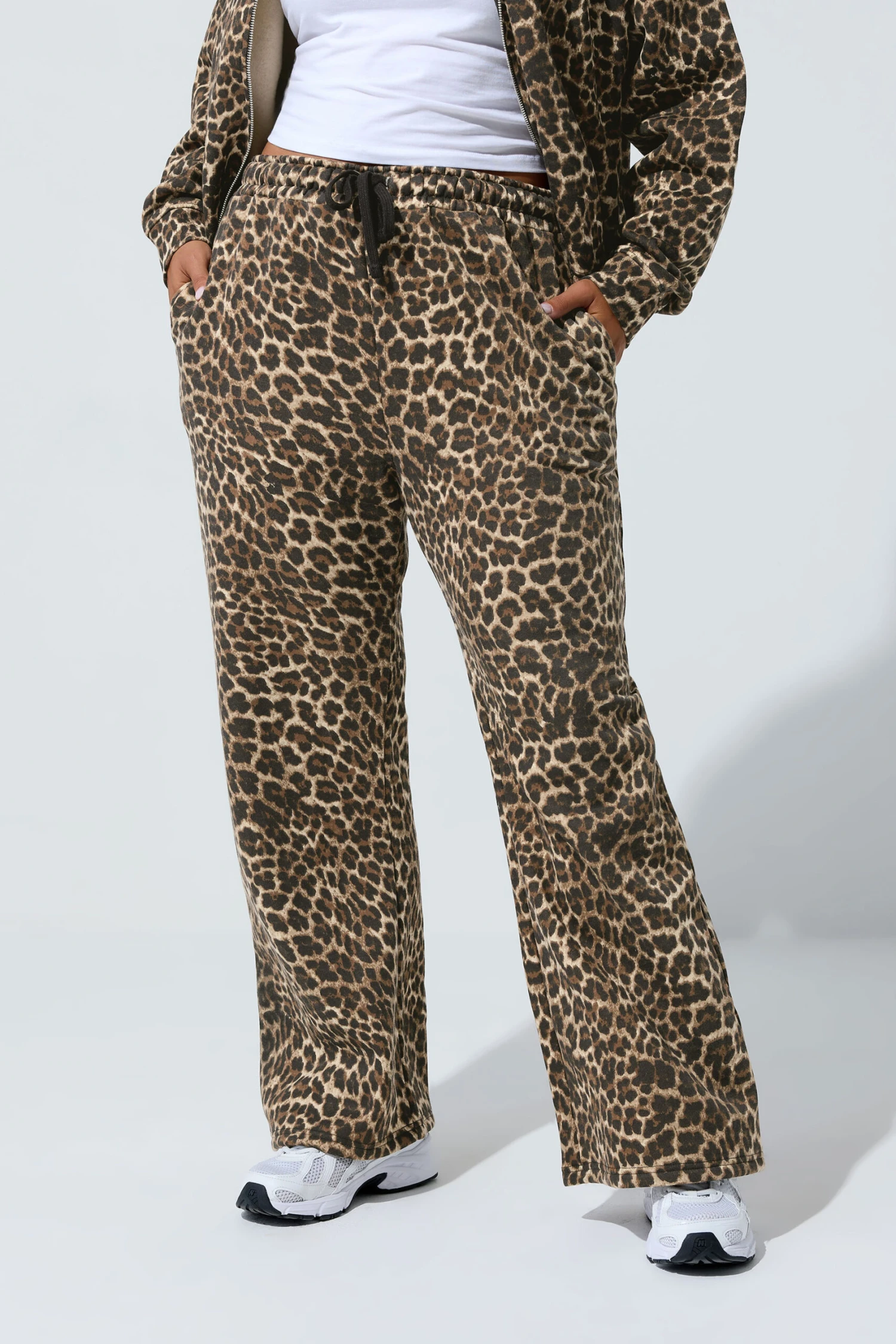 LIMITED COLLECTION Pantalon De Jogging Large à Imprimé Léopard Marron 4 LIMITED COLLECTION Pantalon De Jogging Large à Imprimé Léopard Marron – Image 2