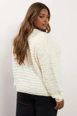 YOURS Curve Cardigan En Maille Bouclée épaisse Blanc Ivoire 14 YOURS Curve Cardigan En Maille Bouclée épaisse Blanc Ivoire -Evans Boutique 60acd2f4 c13b 4b 280698 D