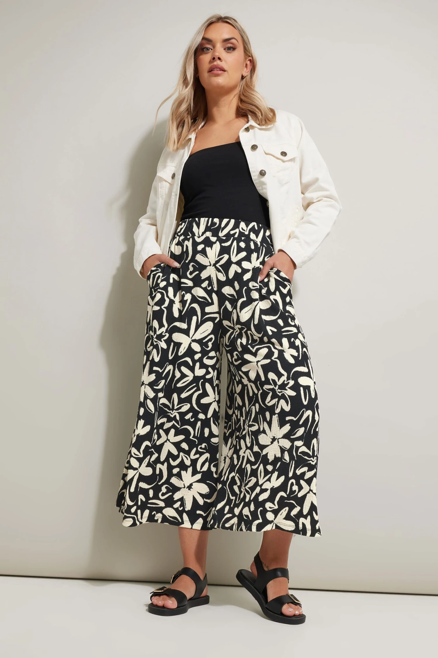 YOURS - Pantalon Jupe-Culotte Texturé Noir & Crème Floral 3 YOURS - Pantalon Jupe-Culotte Texturé Noir & Crème Floral