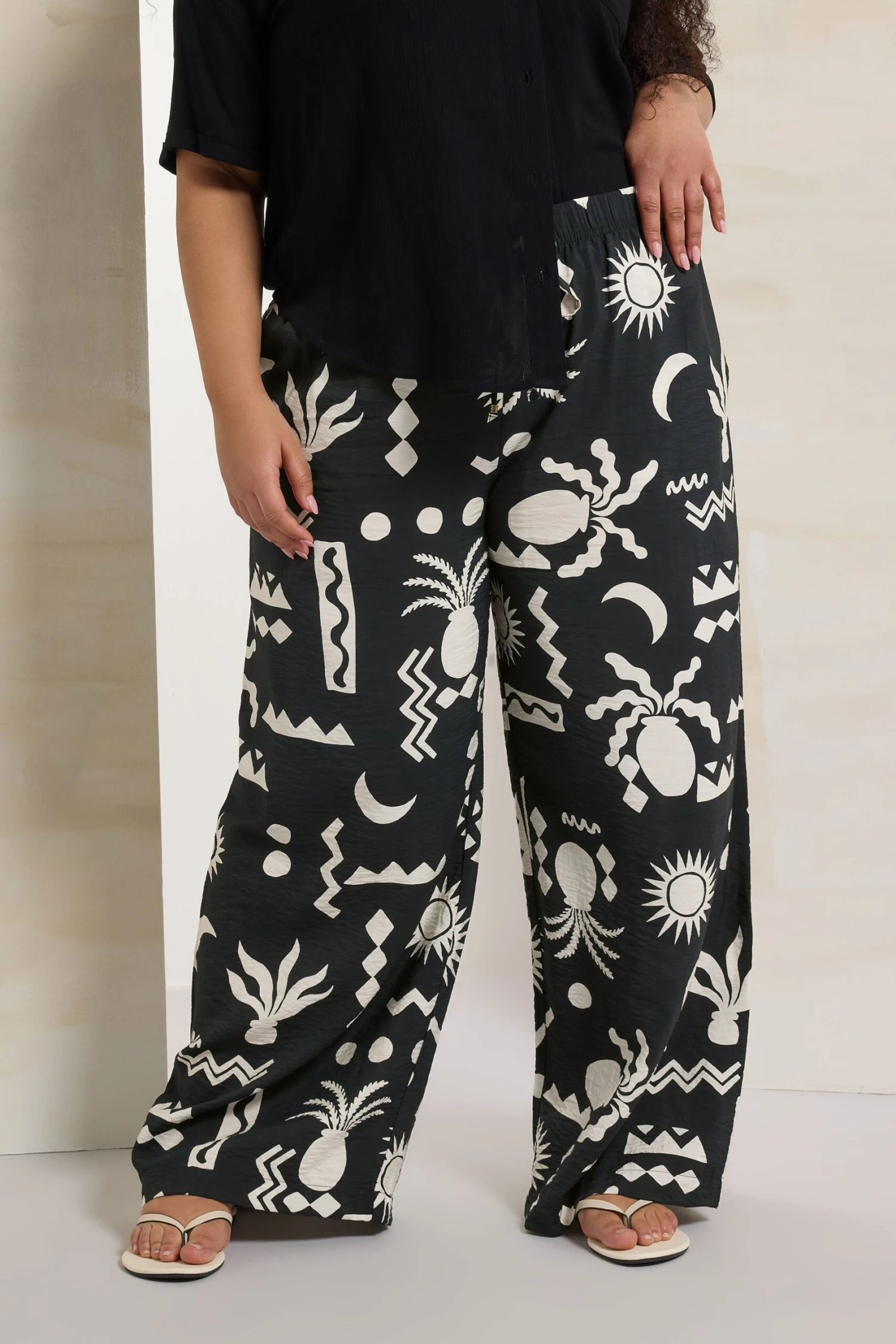 YOURS - Pantalon Wide Leg Noir Abstrait En Sergé 3 YOURS - Pantalon Wide Leg Noir Abstrait En Sergé