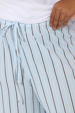 YOURS - Pantalon Jupe-Culotte Bleu Ciel à Rayures 10 YOURS - Pantalon Jupe-Culotte Bleu Ciel à Rayures -Evans Boutique 631ffa77 0801 4c 145350 D