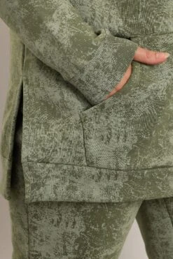 YOURS Curve Sweat-shirt à Poche Abstrait Vert 10 YOURS Curve Sweat-shirt à Poche Abstrait Vert -Evans Boutique 634b040e 086a 43 304046 D