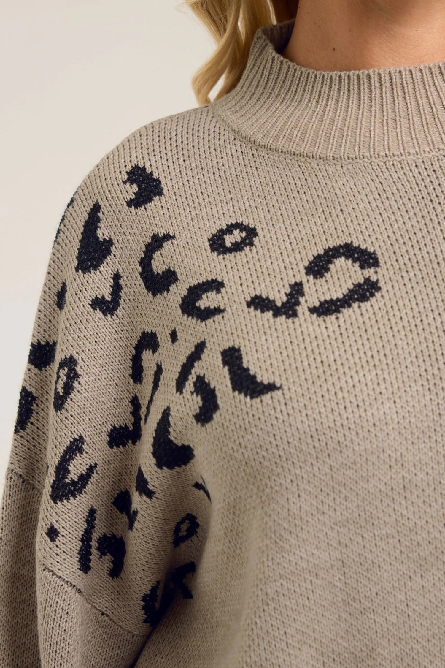 YOURS Curve Pull Col Montant Léopard Marron Naturel 6 YOURS Curve Pull Col Montant Léopard Marron Naturel – Image 4
