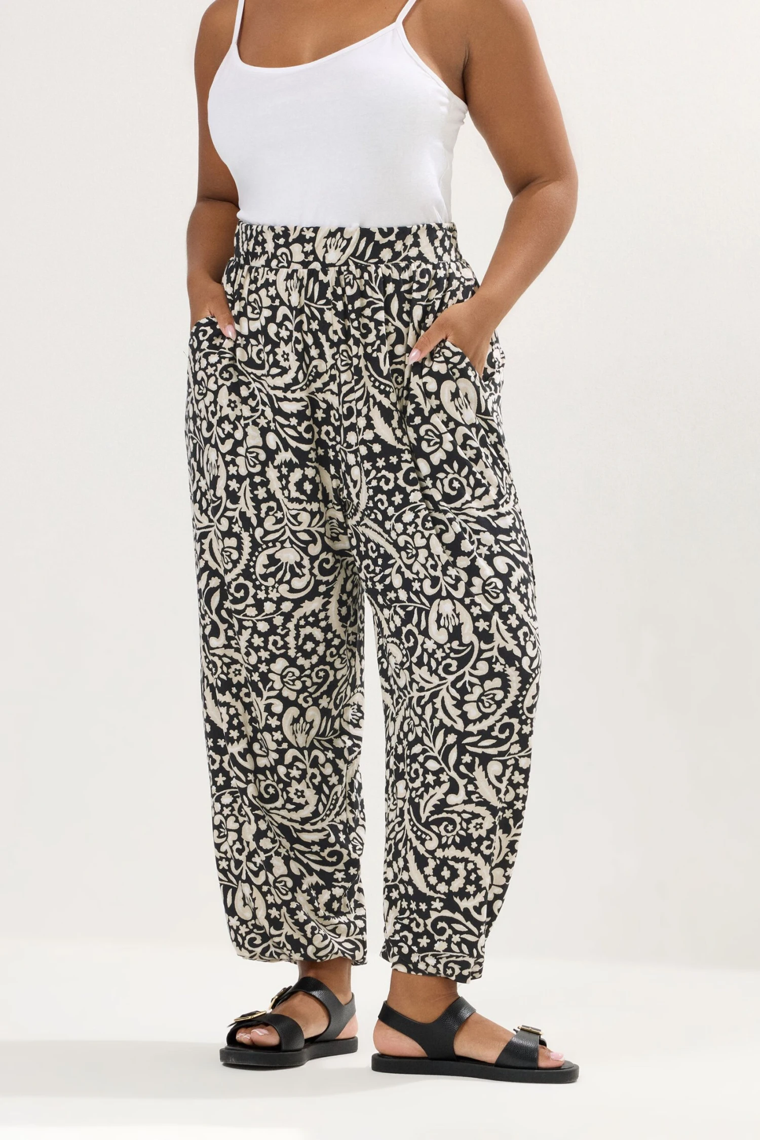 YOURS Curve Pantalon Sarouel à Revers Noir Imprimé Cachemire 3 YOURS Curve Pantalon Sarouel à Revers Noir Imprimé Cachemire