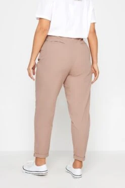 YOURS - Pantalon Chino Rose Poudré Coupe Droite 11 YOURS - Pantalon Chino Rose Poudré Coupe Droite -Evans Boutique 673692b9 47cf 4d 143488 C