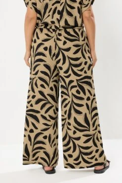 YOURS Curve Pantalon Large à Effet Froissé Et Motif Feuilles Marron Naturel -Evans Boutique 686c58f5 060b 4c 310294 C