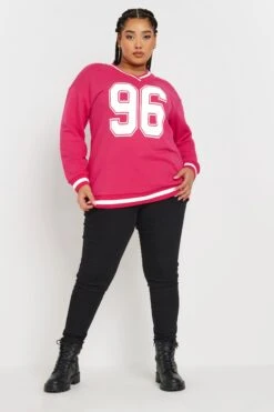 YOURS - Sweatshirt Varsity Rose Bonbon '96' 8 YOURS - Sweatshirt Varsity Rose Bonbon '96' -Evans Boutique 6a08bfb6 612e 4e 303755 B