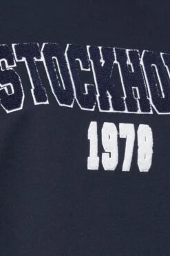 YOURS - Sweatshirt Bleu Marine 'Stockholm 1978' 15 YOURS - Sweatshirt Bleu Marine 'Stockholm 1978' -Evans Boutique 6a29298a 4e8c 47 126667 Z