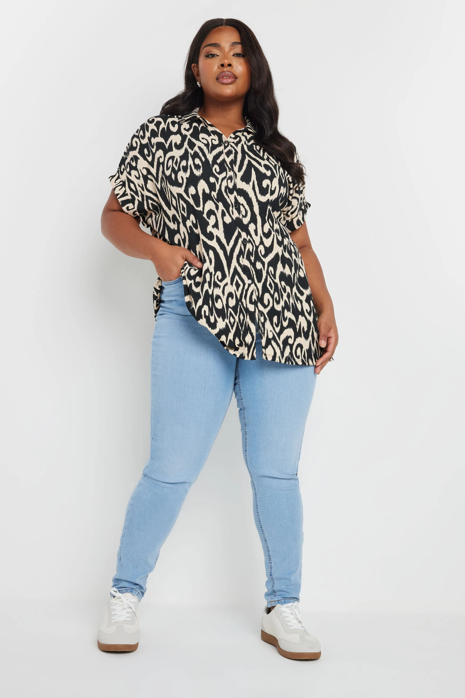 YOURS - Chemisier Plissé Noir & Crème Design Abstrait 4 YOURS - Chemisier Plissé Noir & Crème Design Abstrait – Image 2