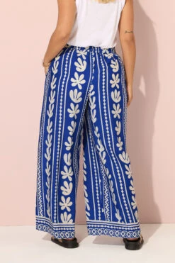 YOURS Curve Pantalon Large à Motif Feuilles Aztèques Bleu Cobalt 9 YOURS Curve Pantalon Large à Motif Feuilles Aztèques Bleu Cobalt -Evans Boutique 6aba3697 c531 47 310268 C