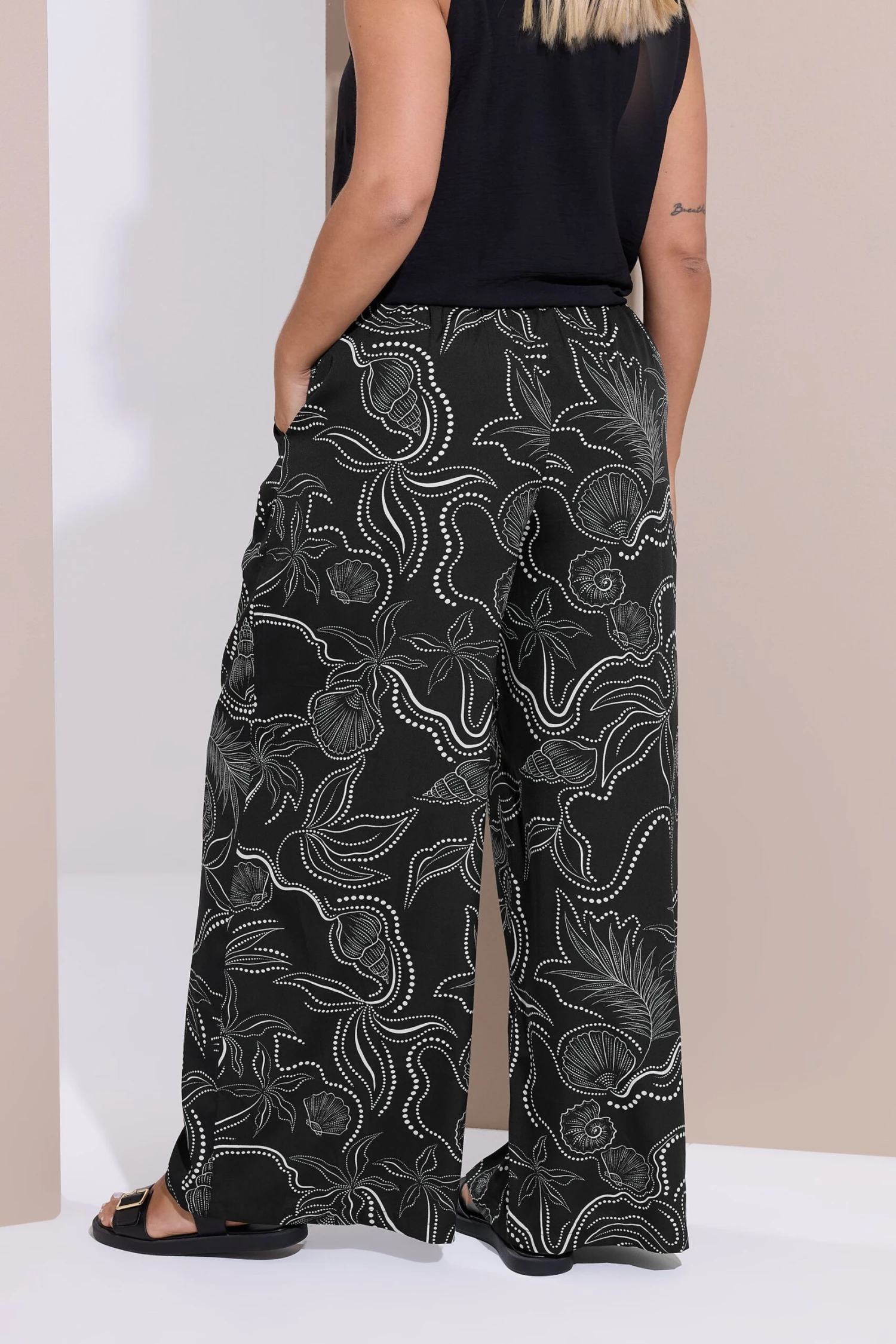 YOURS Curve Pantalon Large Noir à Imprimé Coquillages 5 YOURS Curve Pantalon Large Noir à Imprimé Coquillages – Image 3