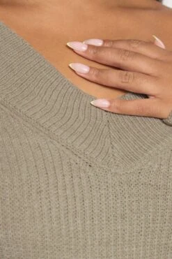 YOURS - Pull En Maille à Col En V Marron Naturel 10 YOURS - Pull En Maille à Col En V Marron Naturel -Evans Boutique 6bfac30c 7827 4c 280645 D