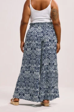 YOURS Curve Pantalon à Taille Froncée En Ikat Bleu -Evans Boutique 6ccffa9b 5cc9 46 310252 C