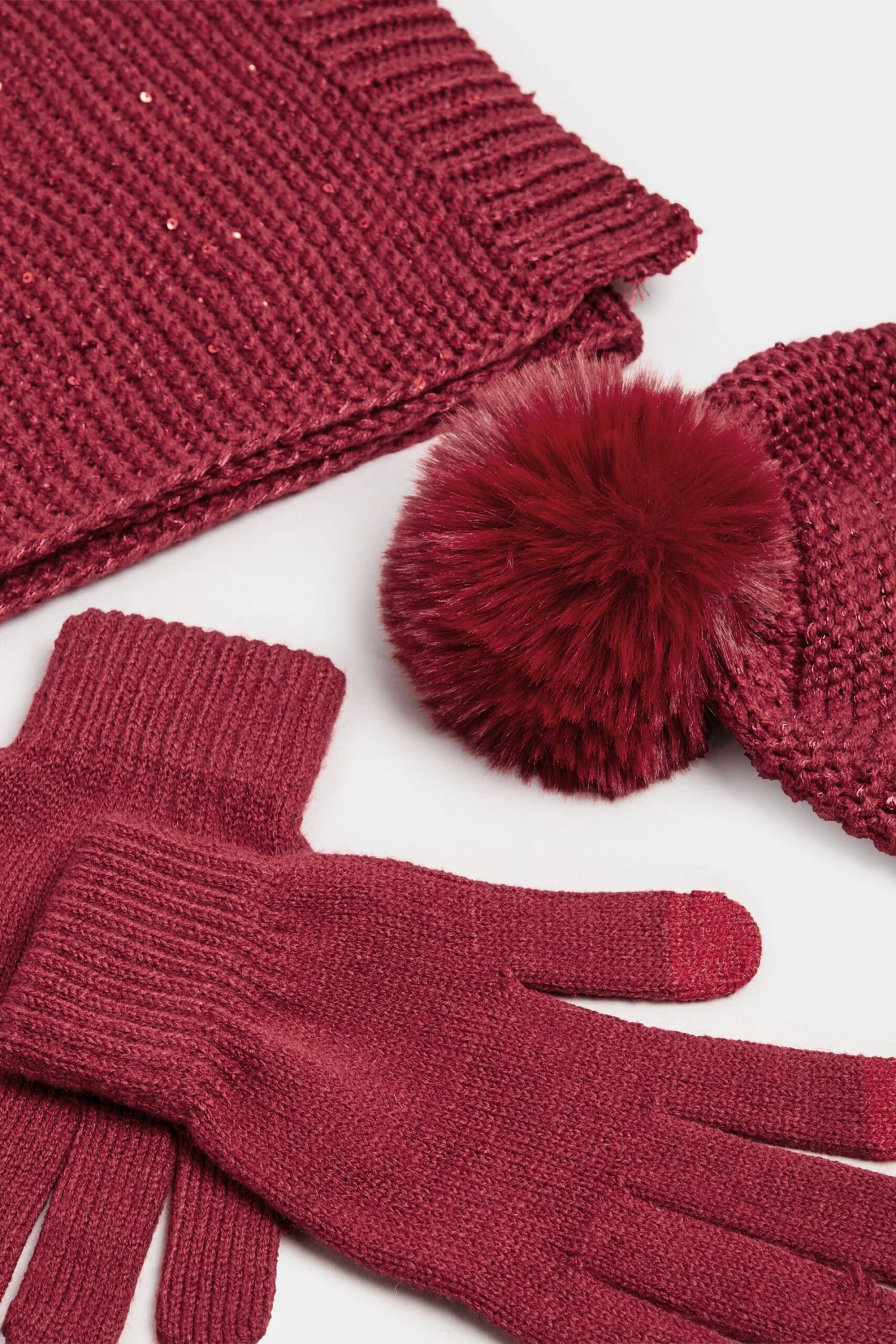 Ensemble Bonnet, Gants Et écharpe Tricotés à Paillettes Rouges 5 Ensemble Bonnet, Gants Et écharpe Tricotés à Paillettes Rouges – Image 3
