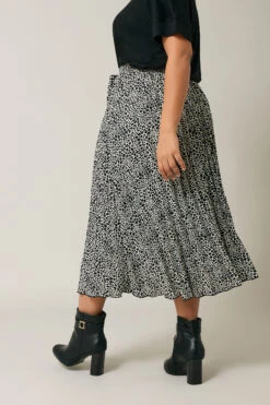 EVANS Curve Black & White Spot Print Pleated Skirt 12 EVANS Curve Black & White Spot Print Pleated Skirt -Evans Boutique 6de7207e df78 43 615844 C