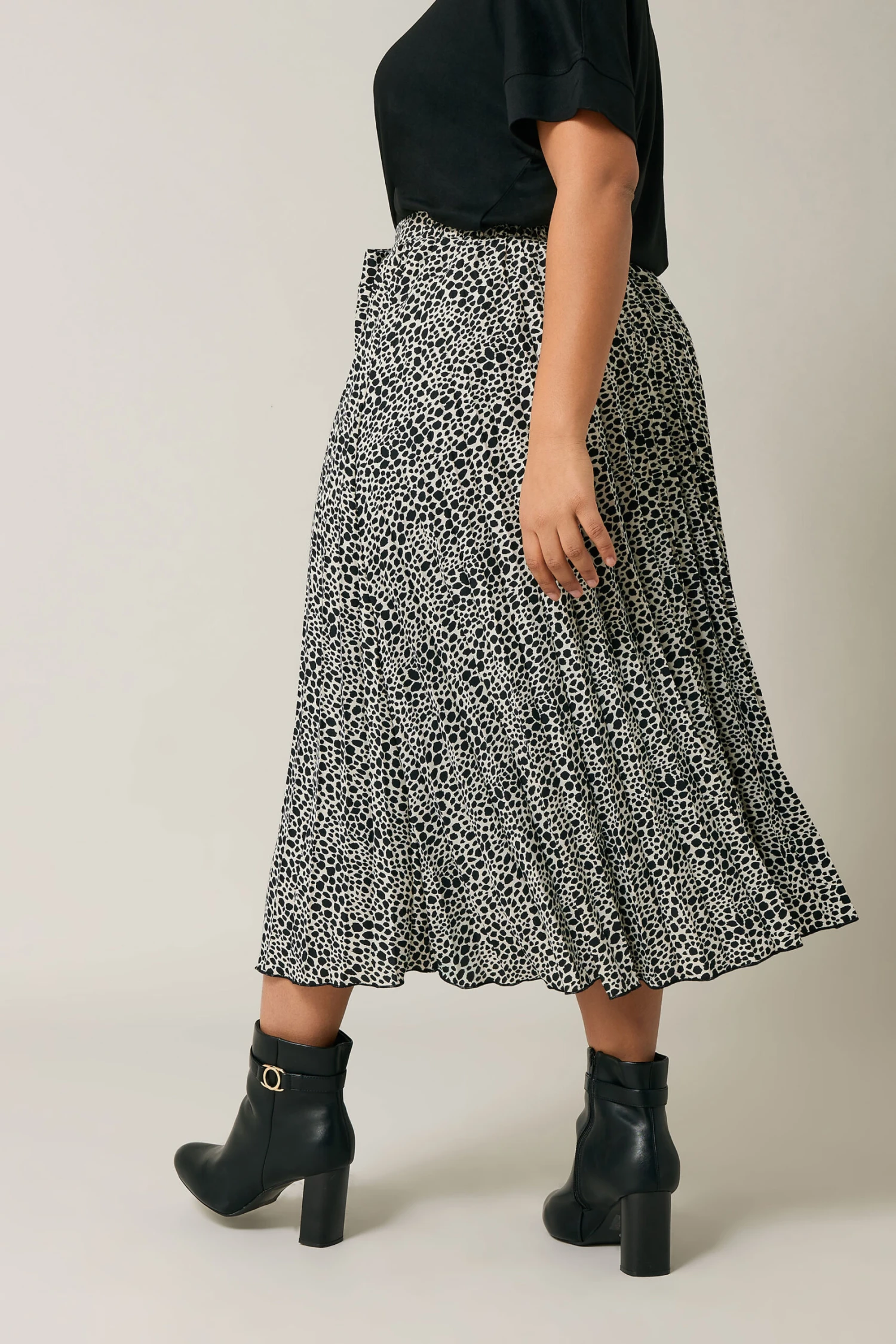 EVANS Curve Black & White Spot Print Pleated Skirt 6 EVANS Curve Black & White Spot Print Pleated Skirt – Image 4