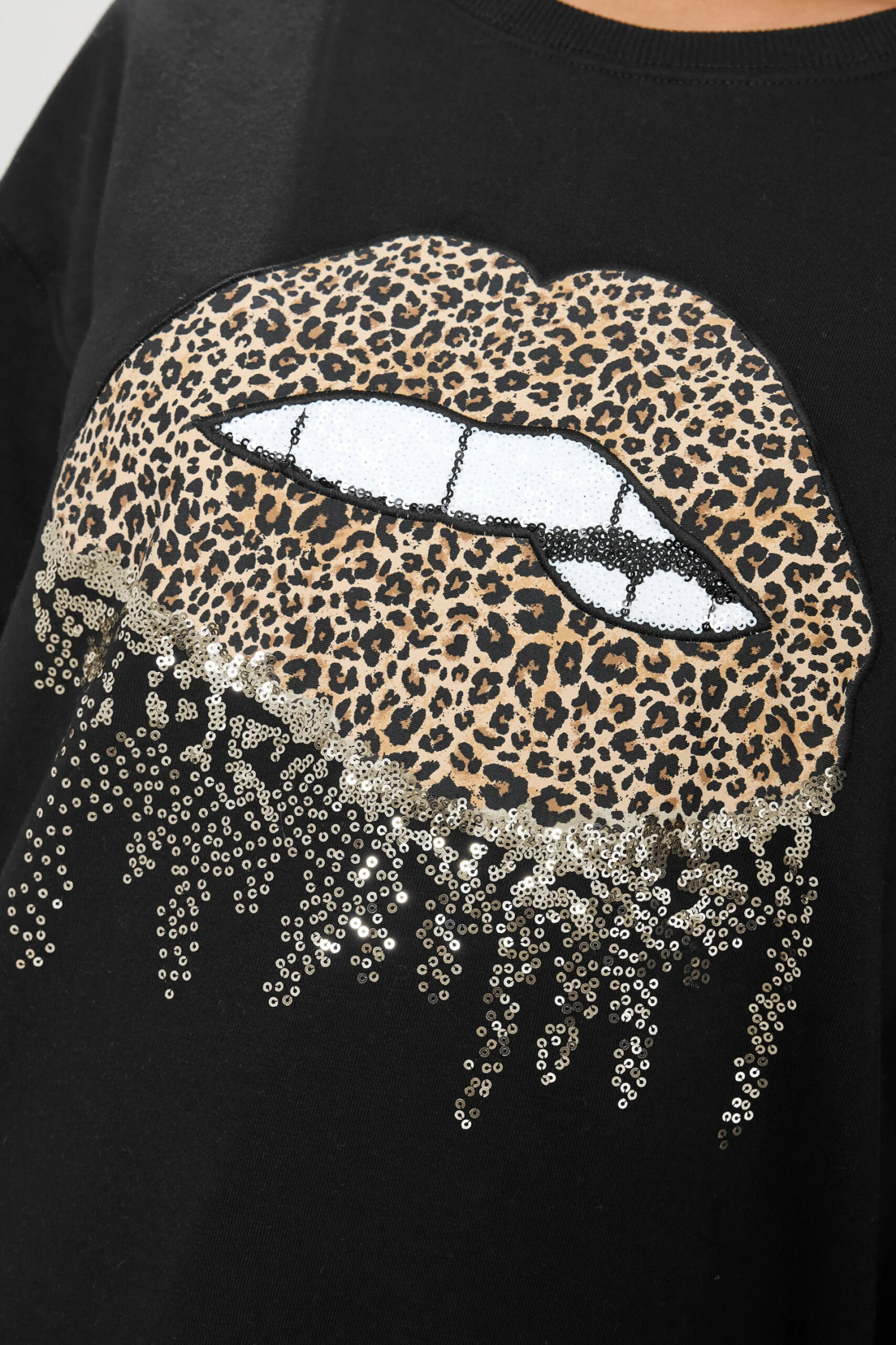 YOURS Curve Sweat-shirt Noir à Paillettes Et Lèvres Léopard 6 YOURS Curve Sweat-shirt Noir à Paillettes Et Lèvres Léopard – Image 4