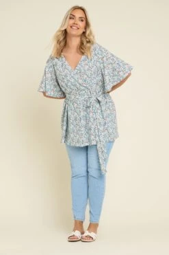 YOURS - Top Bleu Ciel Floral Cache-Coeur 8 YOURS - Top Bleu Ciel Floral Cache-Coeur -Evans Boutique 7155f47c 16dd 4d 304121 B