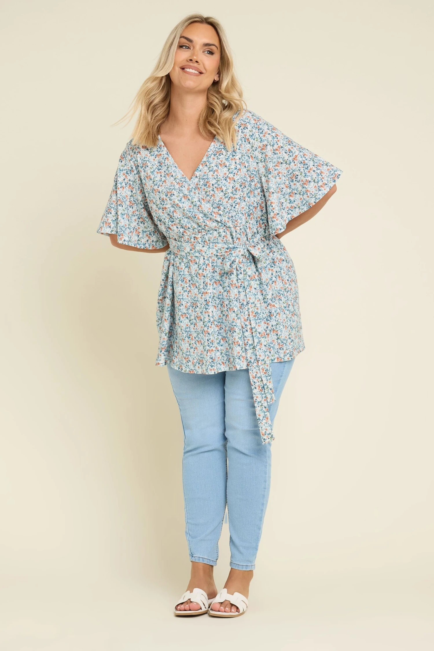 YOURS - Top Bleu Ciel Floral Cache-Coeur 4 YOURS - Top Bleu Ciel Floral Cache-Coeur – Image 2