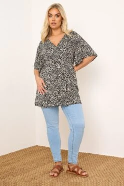 YOURS - Top Noir Cache-Coeur Design Floral Volanté -Evans Boutique 7199ed32 a538 47 304015 A