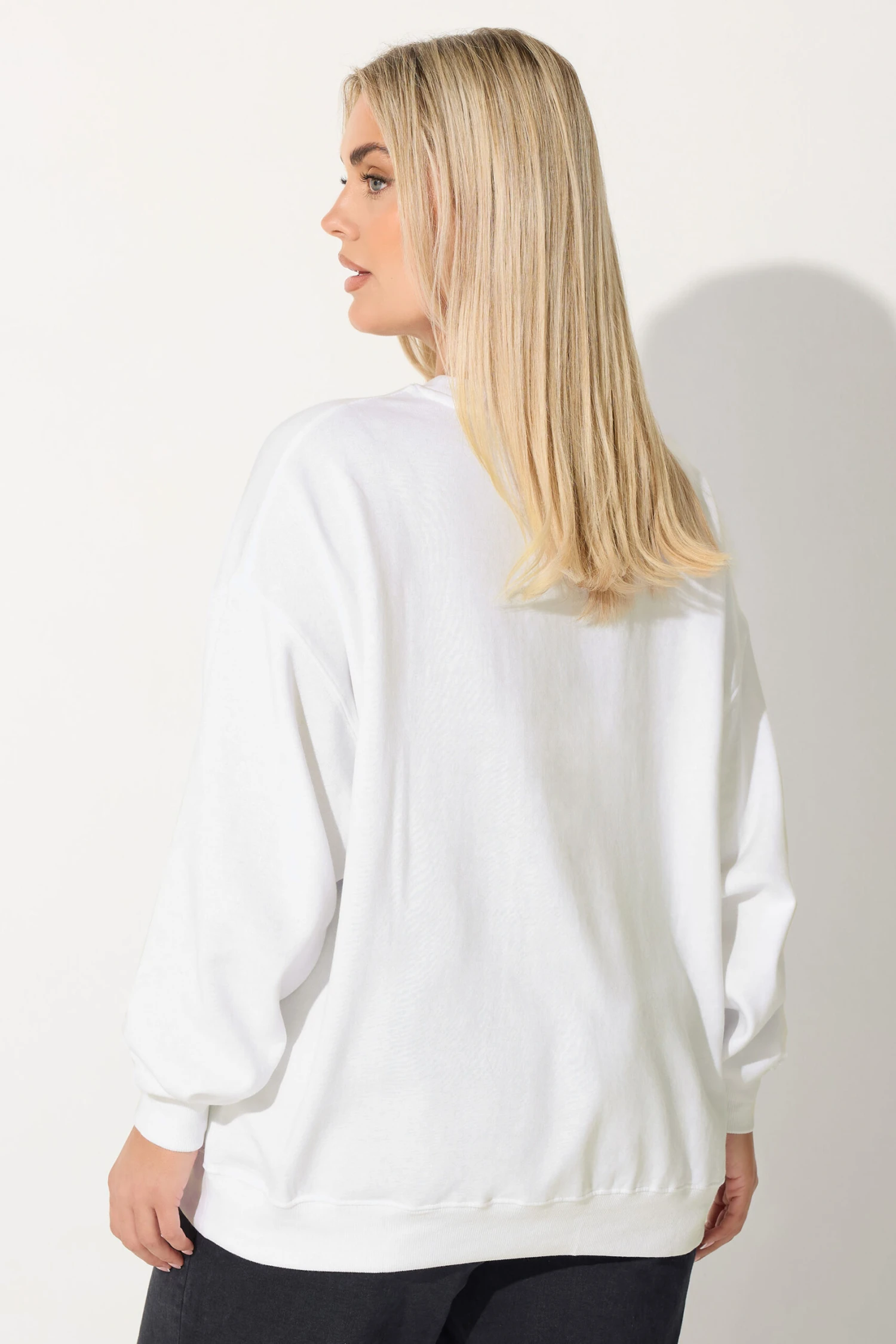 LIMITED COLLECTION Sweat-shirt Blanc Clouté « Cherry Bomb » Curve 5 LIMITED COLLECTION Sweat-shirt Blanc Clouté « Cherry Bomb » Curve – Image 3