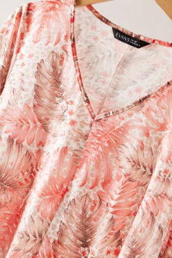 EVANS Curve Pink Tropical Print Hanky Hem Top -Evans Boutique 71e803c4 229b 4b 615293 P3