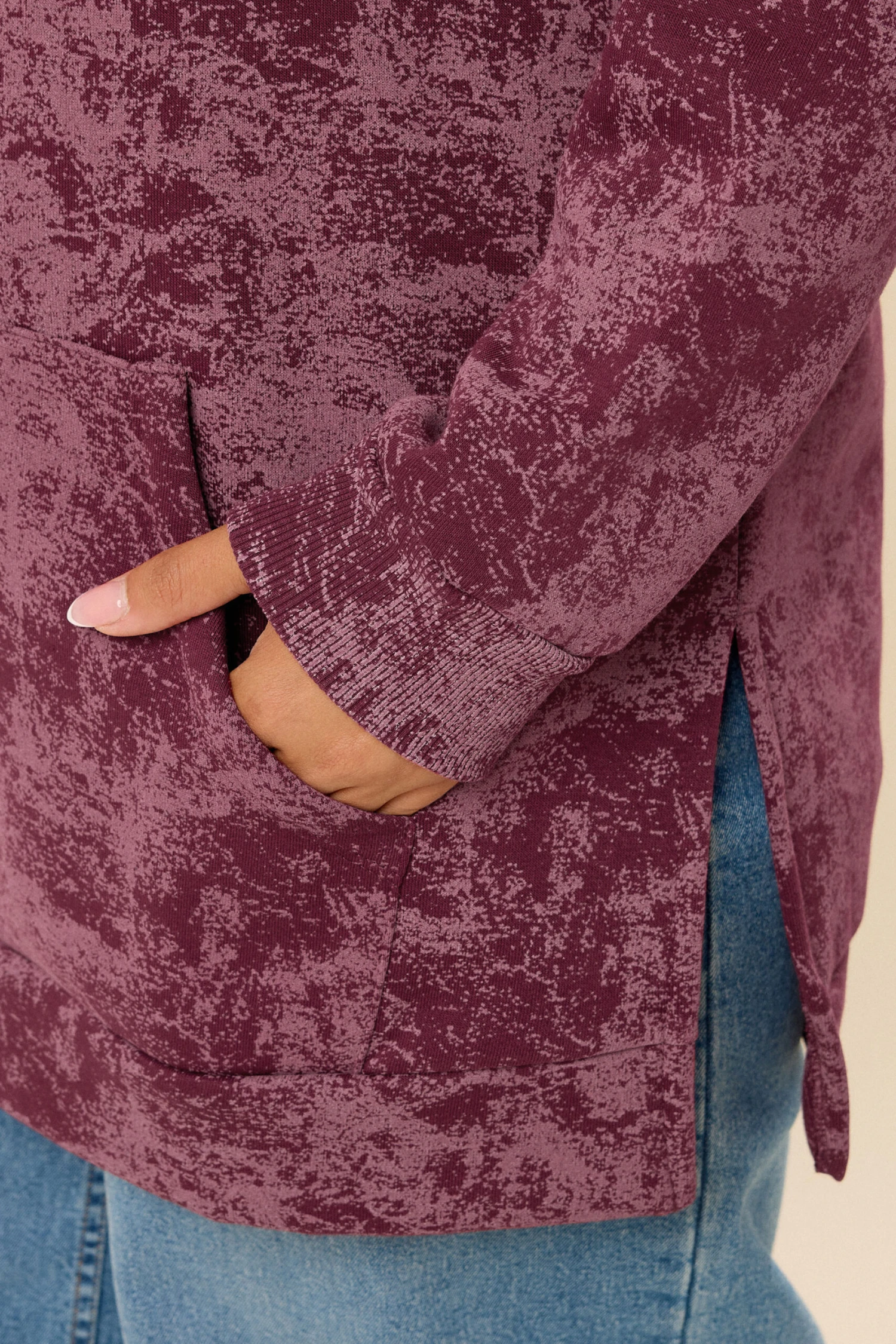 YOURS - Sweat-shirt à Poche Imprimé Abstrait Rouge 6 YOURS - Sweat-shirt à Poche Imprimé Abstrait Rouge – Image 4