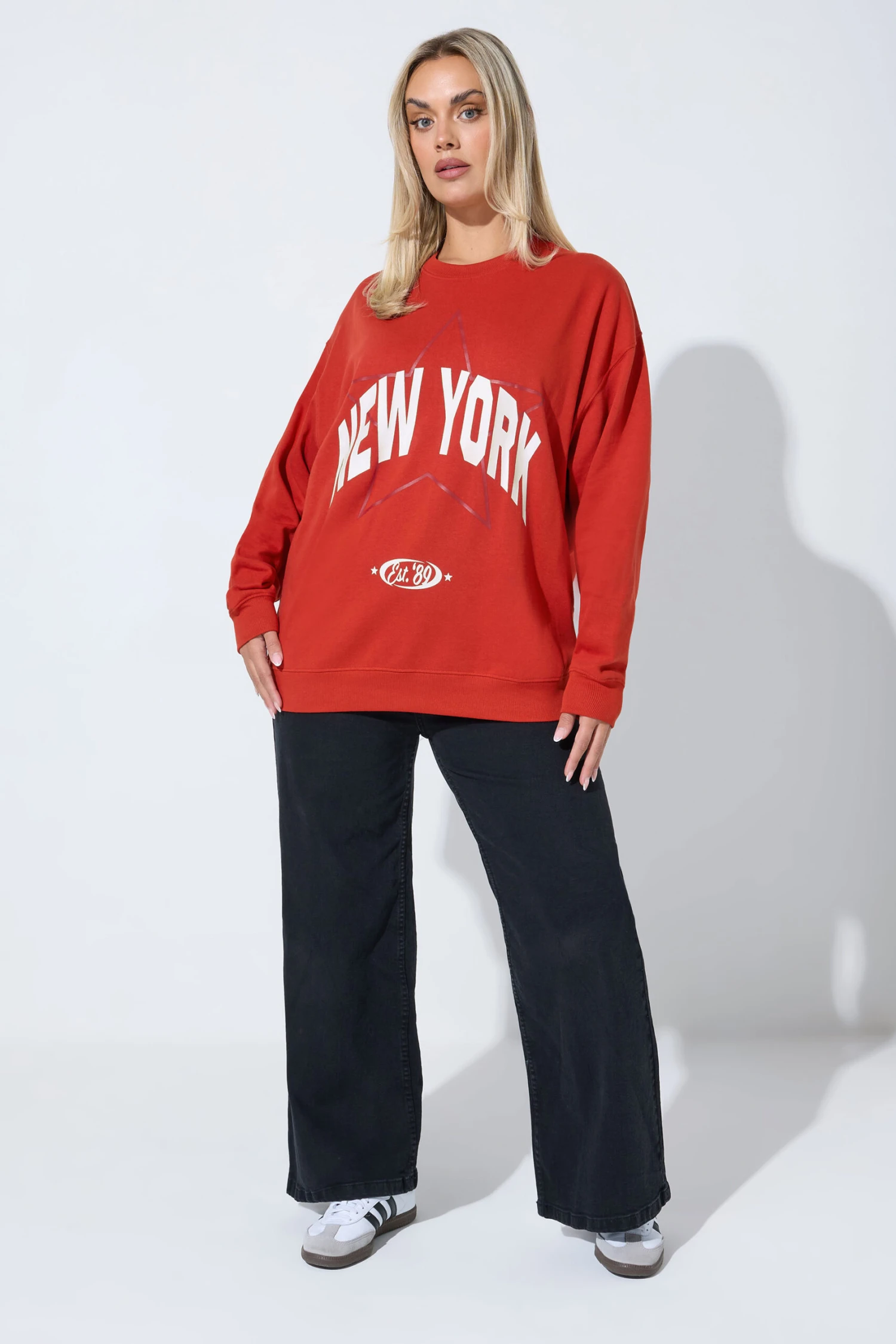 LIMITED COLLECTION Sweat-shirt Rouge Curve Avec Slogan « New York » 4 LIMITED COLLECTION Sweat-shirt Rouge Curve Avec Slogan « New York » – Image 2