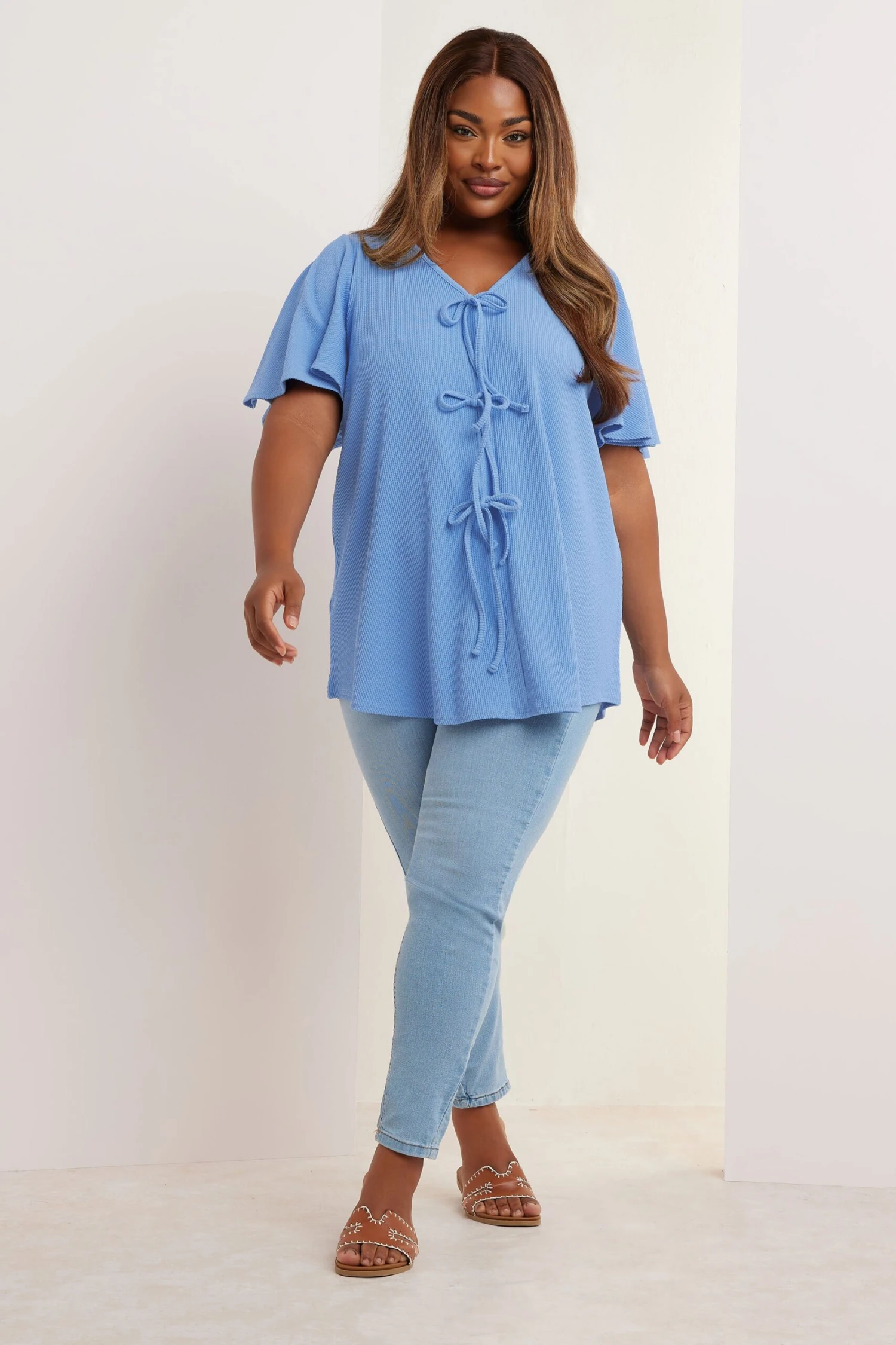 YOURS - Top Bleu Ciel à Noeuds Manches Volantées 4 YOURS - Top Bleu Ciel à Noeuds Manches Volantées – Image 2