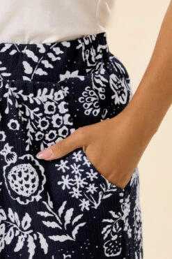 YOURS Curve Pantalon Sarouel à Revers Imprimé Feuilles Bleu Marine 10 YOURS Curve Pantalon Sarouel à Revers Imprimé Feuilles Bleu Marine -Evans Boutique 75db516b 1458 4d 304259 D