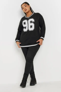 YOURS - Sweatshirt Varsity Noir & Blanc '96' 8 YOURS - Sweatshirt Varsity Noir & Blanc '96' -Evans Boutique 765bdbdb 7b49 47 303753 B