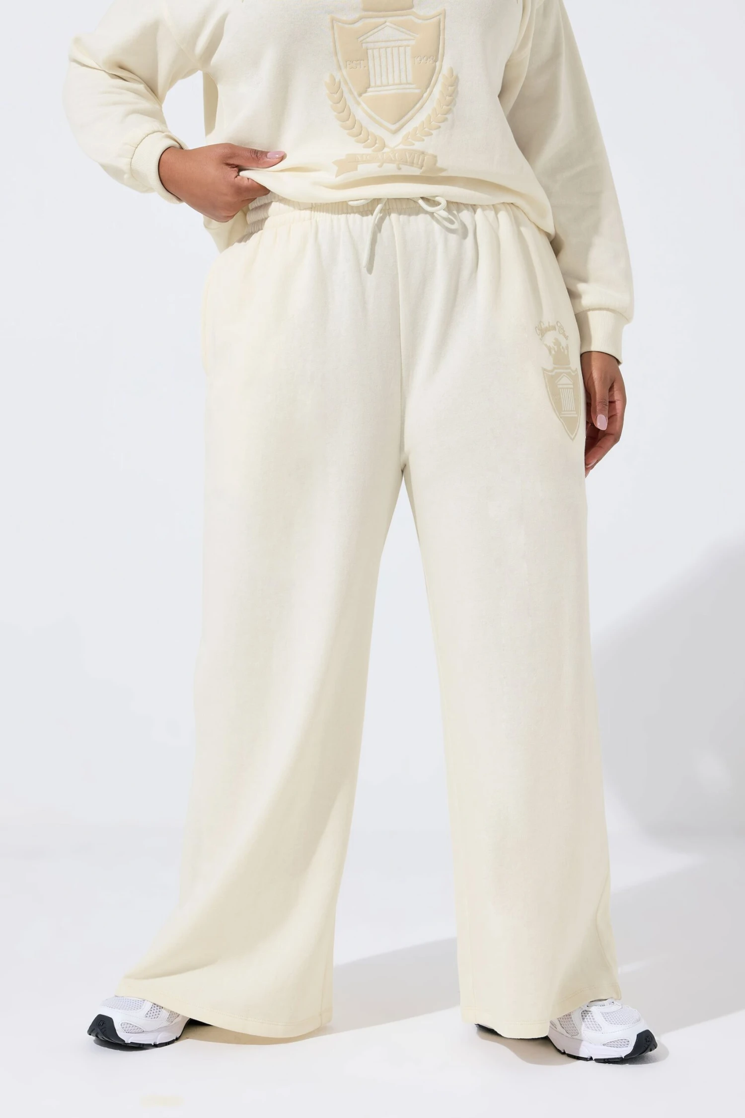 LIMITED COLLECTION Pantalon De Jogging à Jambe Large Curve Cream « New York » 4 LIMITED COLLECTION Pantalon De Jogging à Jambe Large Curve Cream « New York » – Image 2