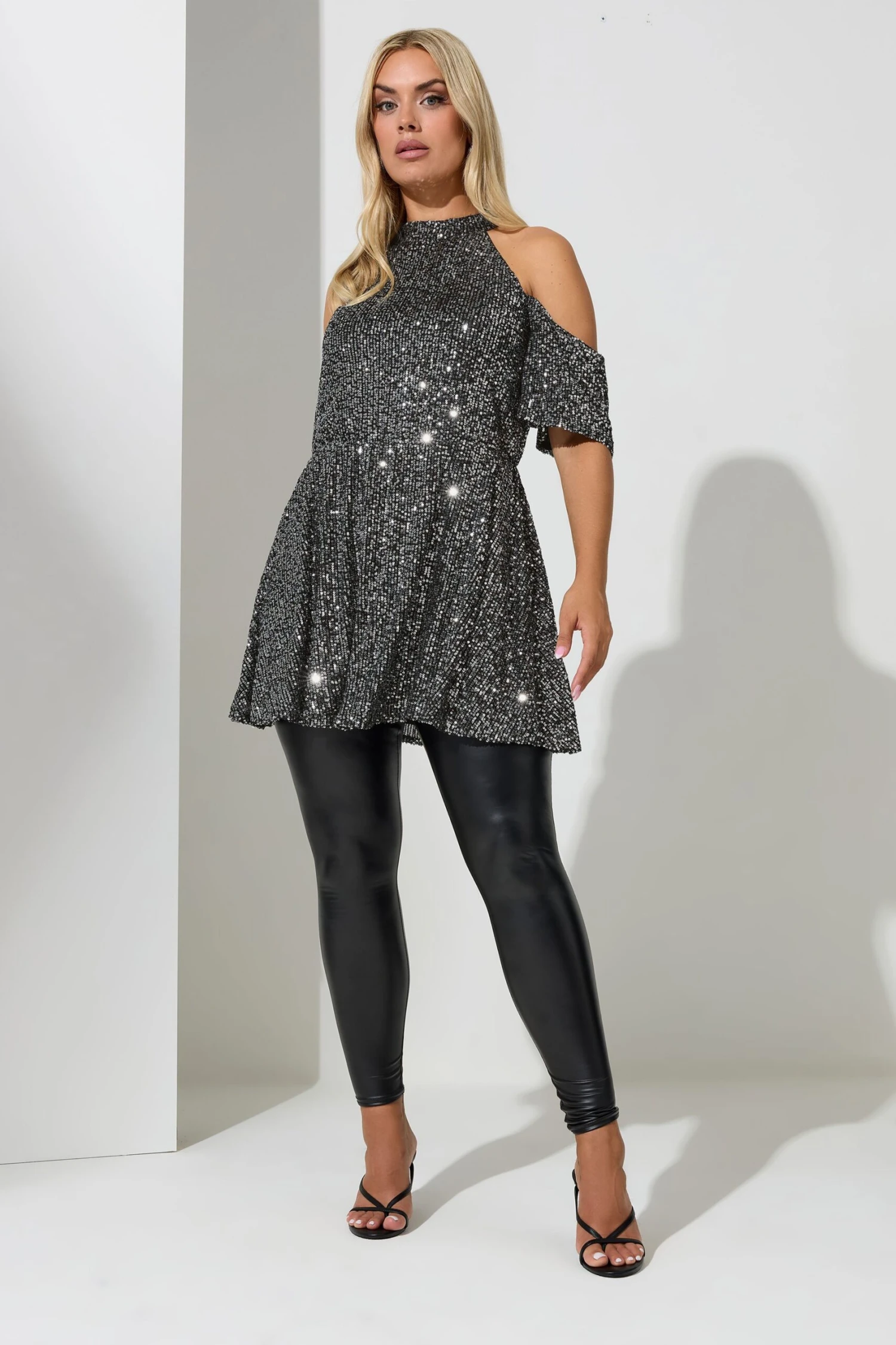 YOURS LONDON - Top Smocké Argenté à Sequins Épaules Ajourées 4 YOURS LONDON - Top Smocké Argenté à Sequins Épaules Ajourées – Image 2