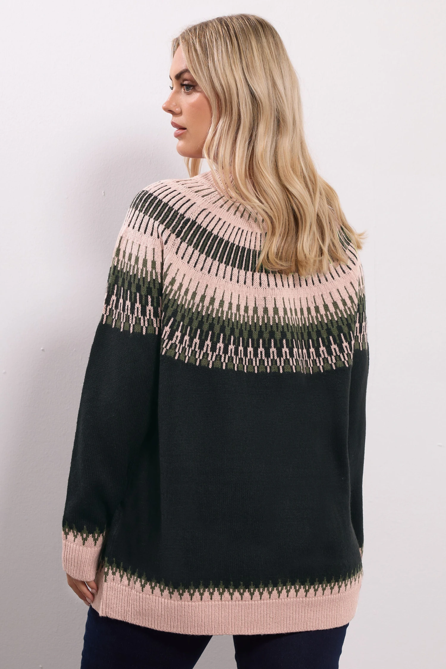 YOURS Curve Pull En Maille Fairisle Noir Et Rose 5 YOURS Curve Pull En Maille Fairisle Noir Et Rose – Image 3