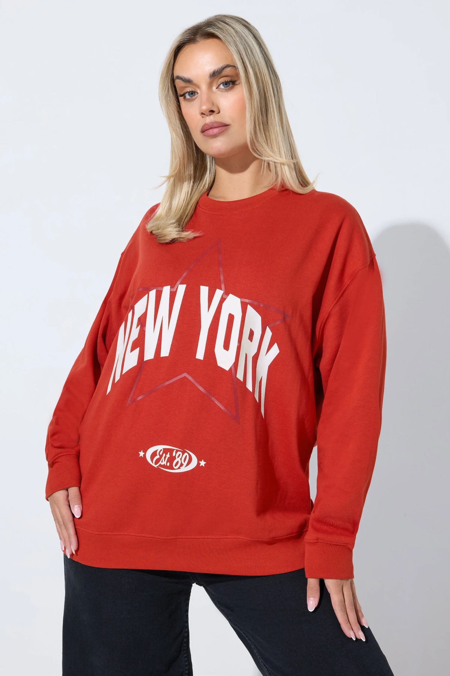 LIMITED COLLECTION Sweat-shirt Rouge Curve Avec Slogan « New York » 3 LIMITED COLLECTION Sweat-shirt Rouge Curve Avec Slogan « New York »