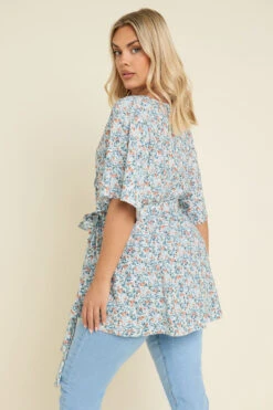 YOURS - Top Bleu Ciel Floral Cache-Coeur 9 YOURS - Top Bleu Ciel Floral Cache-Coeur -Evans Boutique 79bf5d49 b521 4a 304121 C